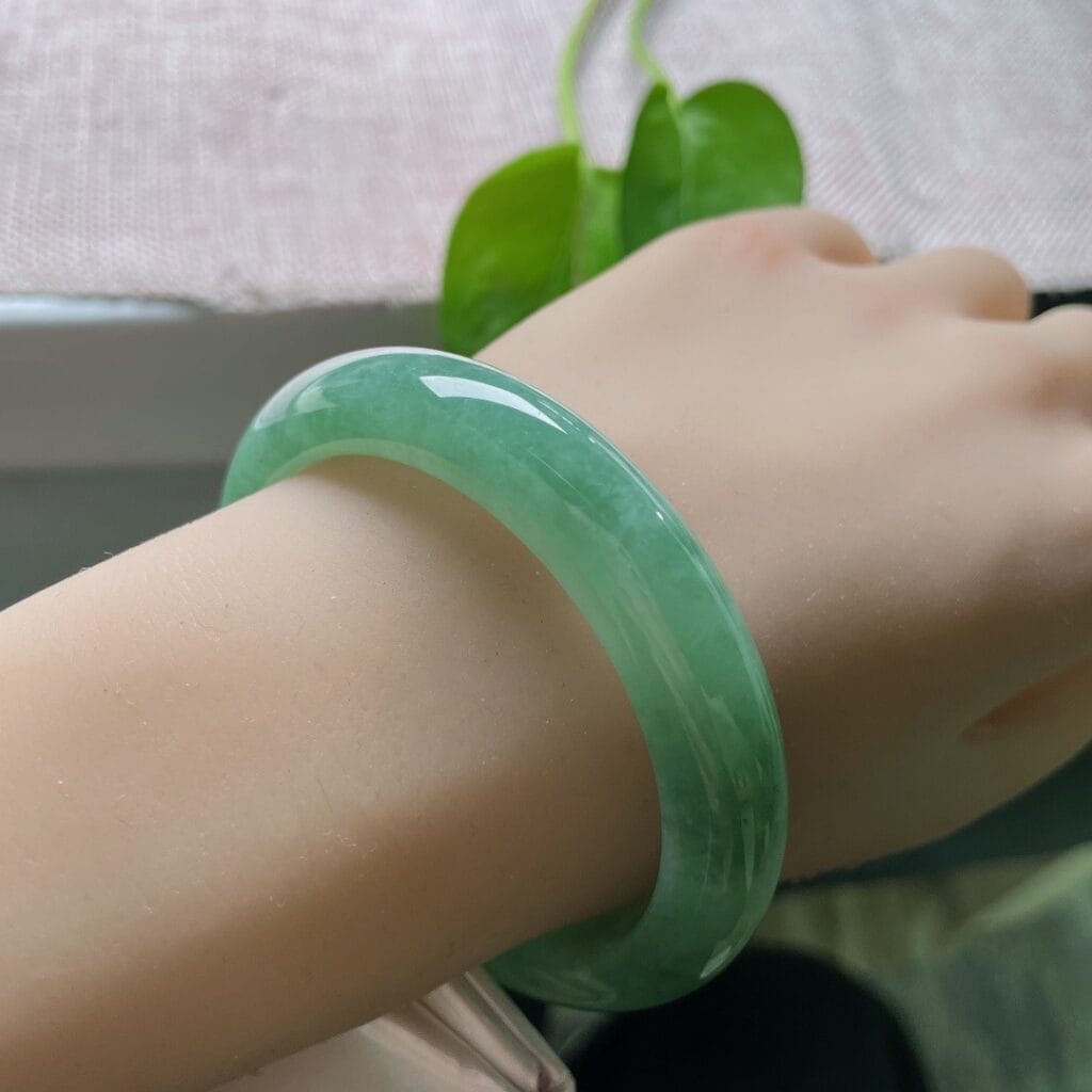 8 Điều Quyết Định Màu Xanh Ngọc Phỉ Thúy Đẹp Hay Không (Không Phải Cứ Xanh Là Đắt) 12 8 Điều Quyết Định Màu Xanh Ngọc Phỉ Thúy Đẹp Hay Không (Không Phải Cứ Xanh Là Đắt) 11 - araca.vn