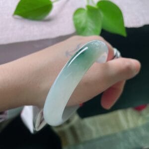 Vòng tay ngọc phỉ thuý tại ARACA.
