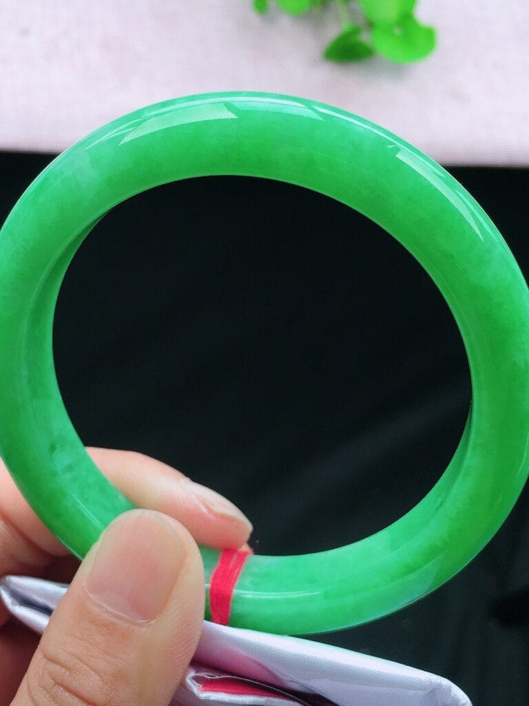 8 Điều Quyết Định Màu Xanh Ngọc Phỉ Thúy Đẹp Hay Không (Không Phải Cứ Xanh Là Đắt) 2 8 Điều Quyết Định Màu Xanh Ngọc Phỉ Thúy Đẹp Hay Không (Không Phải Cứ Xanh Là Đắt) 1 - araca.vn